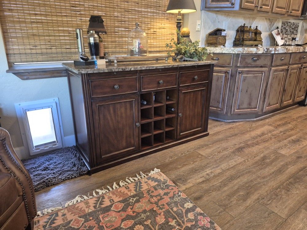 Console With Center Wine Rsck