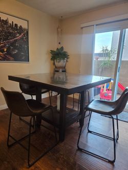 Sturdy counter height pub table