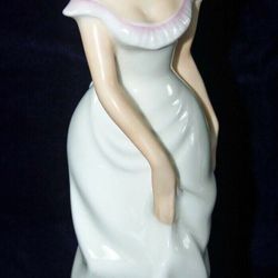 BEAUTIFUL ROYAL DOULTON FIGURINE - LINDA - HN 2758 - VANITY FAIR LADIES - 1983