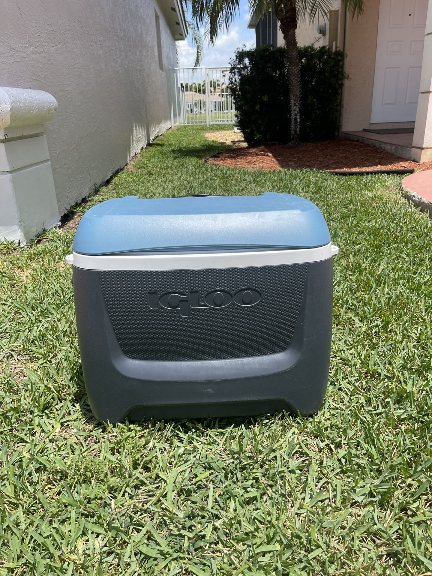 Igloo MaxCold 62 Quart Rolling Cooler with Telescoping Handle