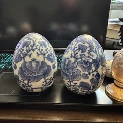 Decorative porcelain eggs