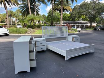 Beautiful Bedroom Set King Size Solid Wood White Color In Excellent Condition by Ly Furniture