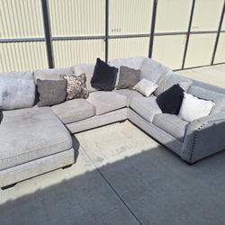 Couches One Side Zooms In But Still Good