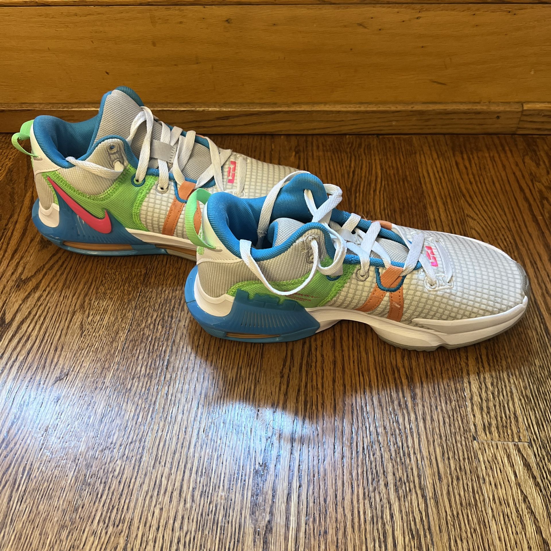 2022 Nike LeBron Witness 7 'Grey Fog Multi-Color' size 6.5 women’s