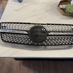 09-11 Mercedes Benz CLS Class Grille w/ emblem