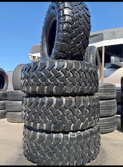 35 x 12 50 R 17 Vendo llantas usadas marca Falken MT