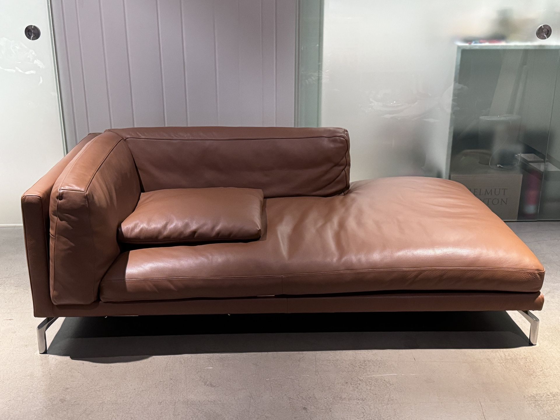 dwr como chaise