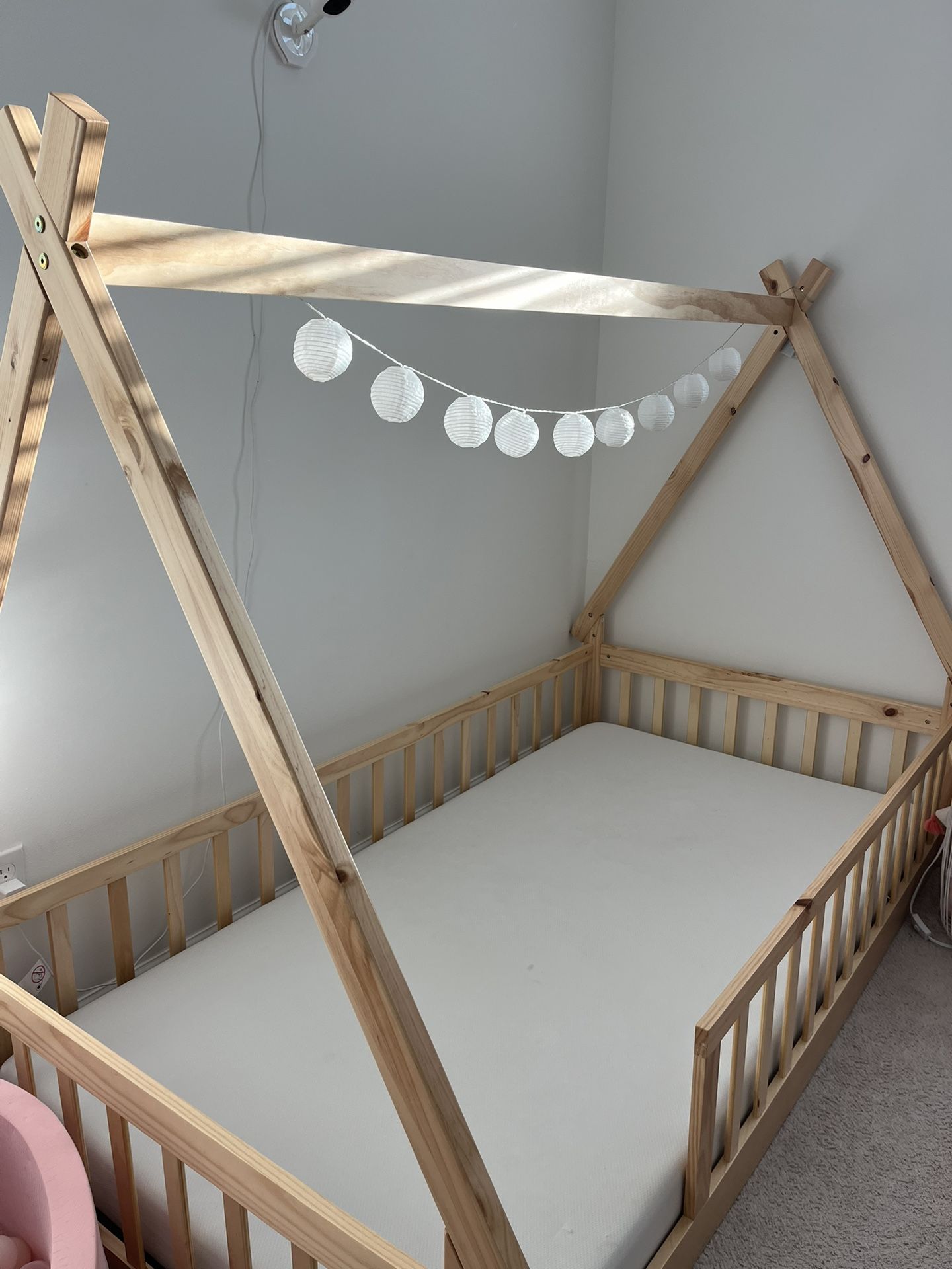 Twin floor bed with mattress 