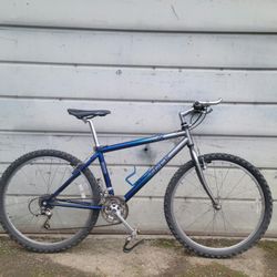 TREK 6500 MOUNTAIN BIKE