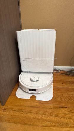 Like new Roborock Qrevo MaxV Robot Vacuum and Mop with 7,000 Pa Suction Power
