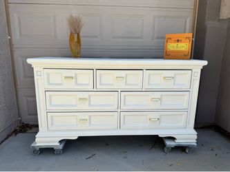 Broyhill 7 drawer dresser in Divine White