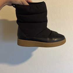 Youth Size 7 Snow Boots (Black) 