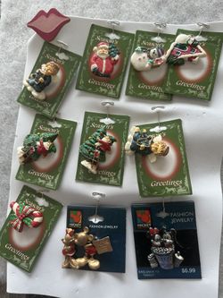 Vintage Christmas Pins& One Pair Of Lips