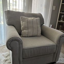 Chair comes with Area Rug And End Table 