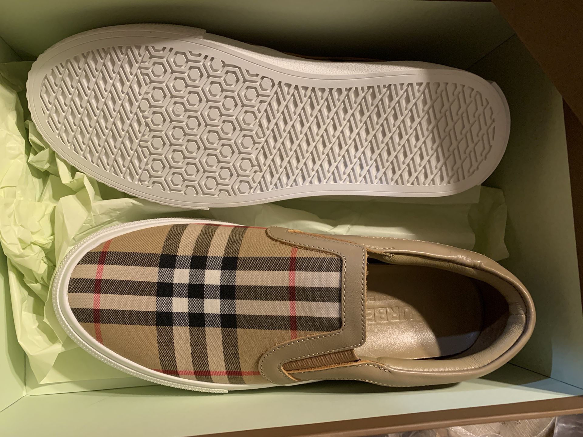 Burberry Canvas brand new size 38 us 7 women Authentic