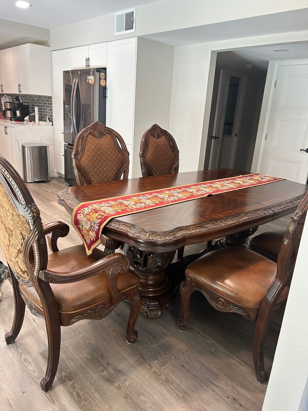 Customized Classic European-Inspired Baroque-Style Real Wood Table