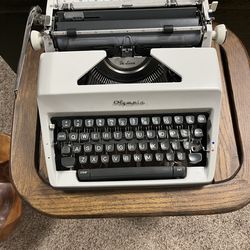 Olympic DeLuxe typewriter in working order