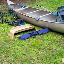 17foot Aluminum Canoe. One Man Loading Device E 3 Life Jackets, 2 Wheel Carrier, Back Rest,10 Foot Old Old Town Canoe