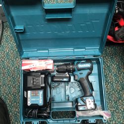 Hammer Drill, Tools-Power Makita in Case 2 Batteries 12V W/ Charger