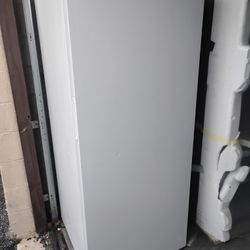 Like New Upright Freezer, delivery available!!!