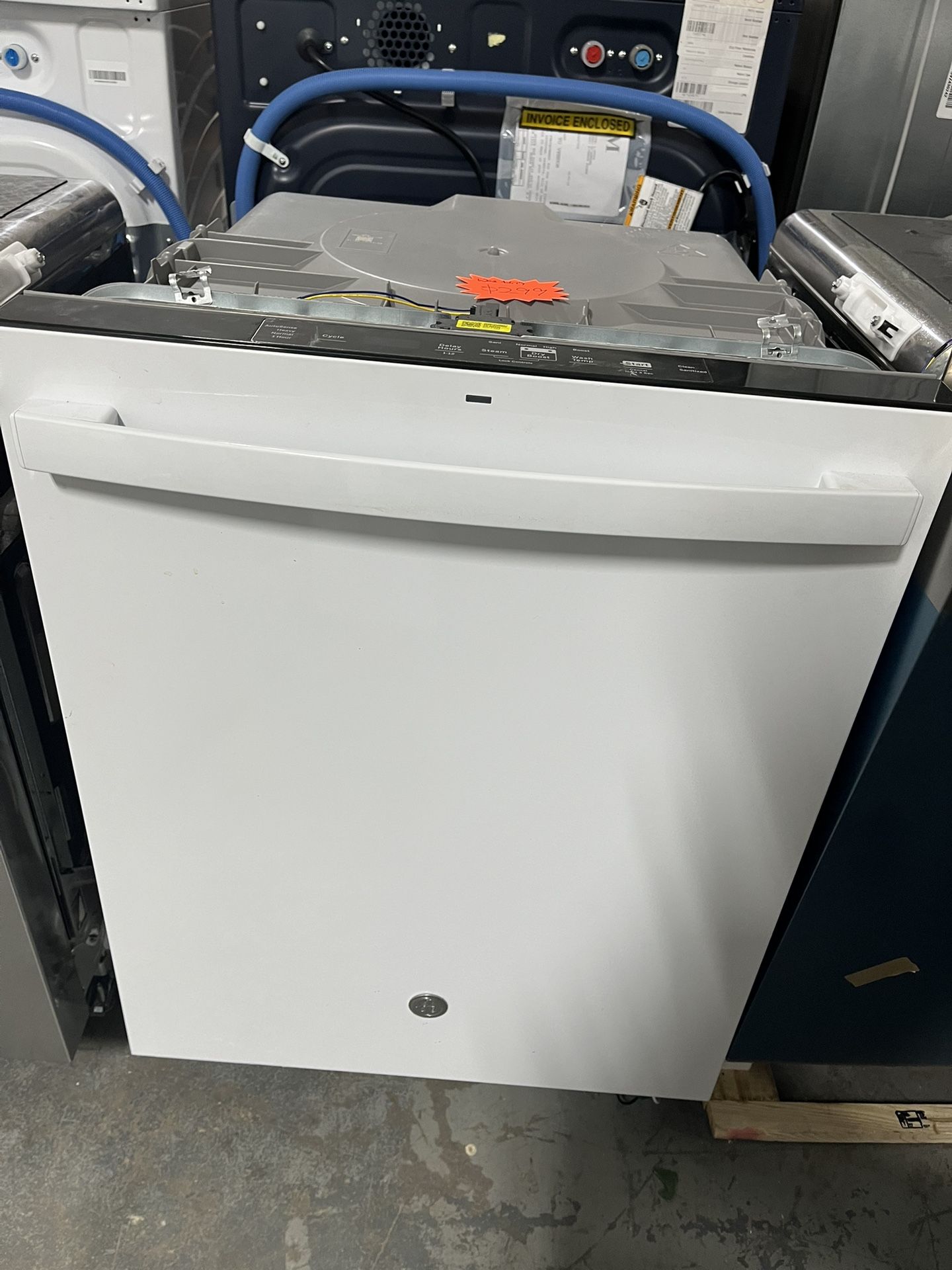 24 in. GDT550PGR7WW (opened box,minor scratches/dents) Built-In Tall Tub Top Control Stainless Steel Dishwasher w/Sanitize, Dry Boost, 52 dBA MSRP $67