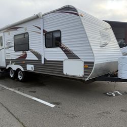 2010 Colman Lantern 26’ Travel Trailer With Slide Out