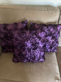 Sofa Pillows Very Nice And Clean And good Condition.
