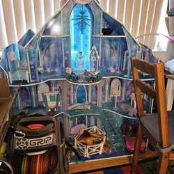 Huge Frozen Doll House With Everything