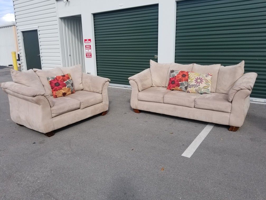 Rooms To Go Couch & Loveseat.