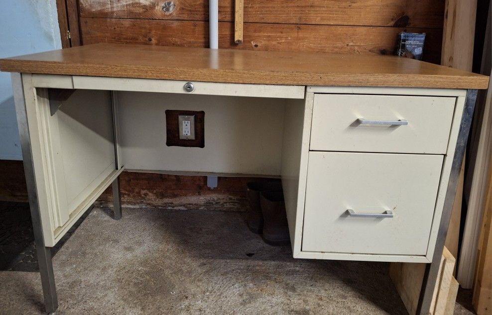 Desk 46x25x30
