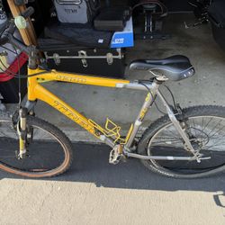 TREK 4300 Mountain Bike