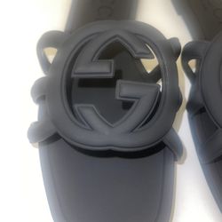 Size 9 Women's Interlocking G slide sandal in Black rubber