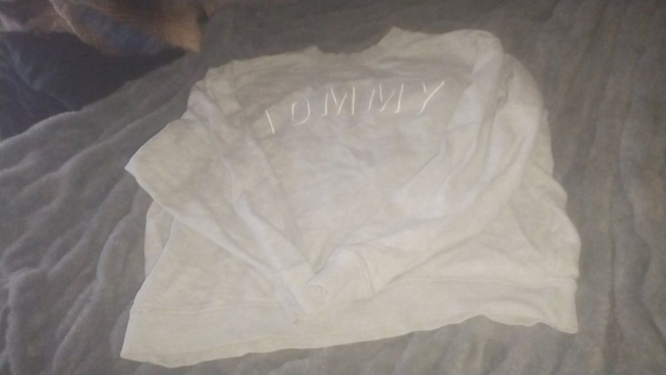Petite Tommy Hilfiger Sweatshirt Must Get !
