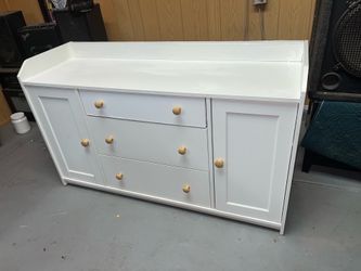 WHITE  DRESSER  8 Drawers