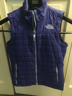 North Face Girls Vest. Size 10/12. Excellent Condition. Blue Rarely Worn