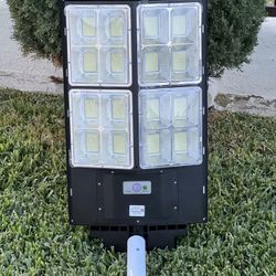4000  Watt Super Bright Solar Street Light with Post And Remote  new  waterproof I have different models available ask for 