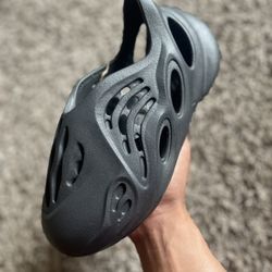 Yeezy Foam RNR Onyx Size 2