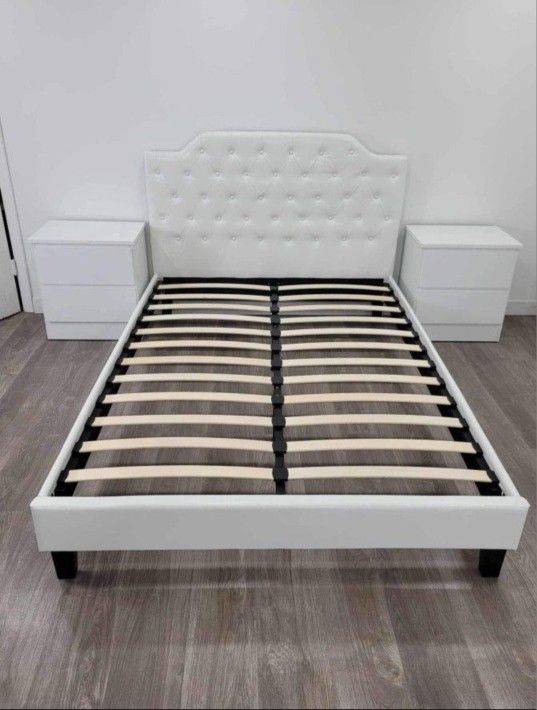 Queen Bed And Two Nightstands/ Cama Queen Y Mesas De Noche