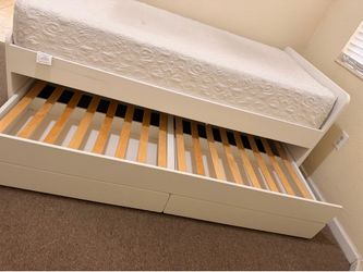 Daybed with two drawers, comes with 1 mattress