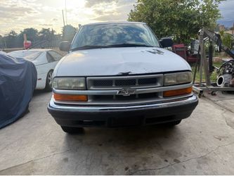 2000 Chevy s10 headlights / front bumper