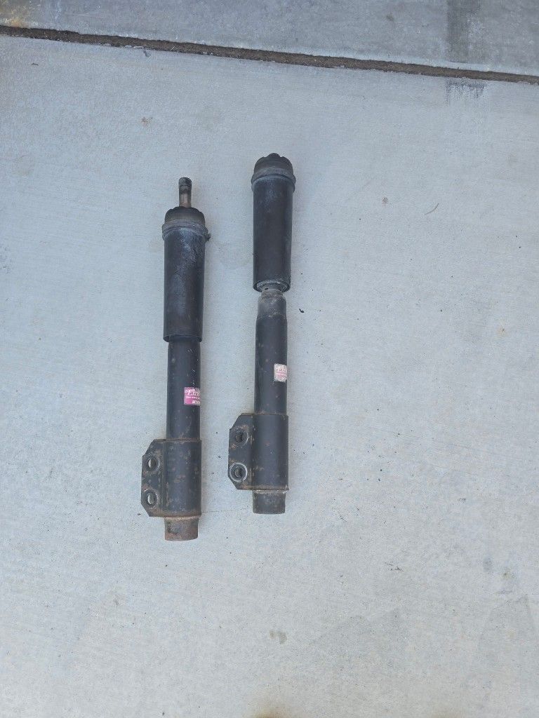 KYB FRONT STRUTS 87-93 Mustang