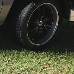 22s chevy 6 lugs for sale only , Tires 265-40-R22 2 tires has like 70% and 2 50%