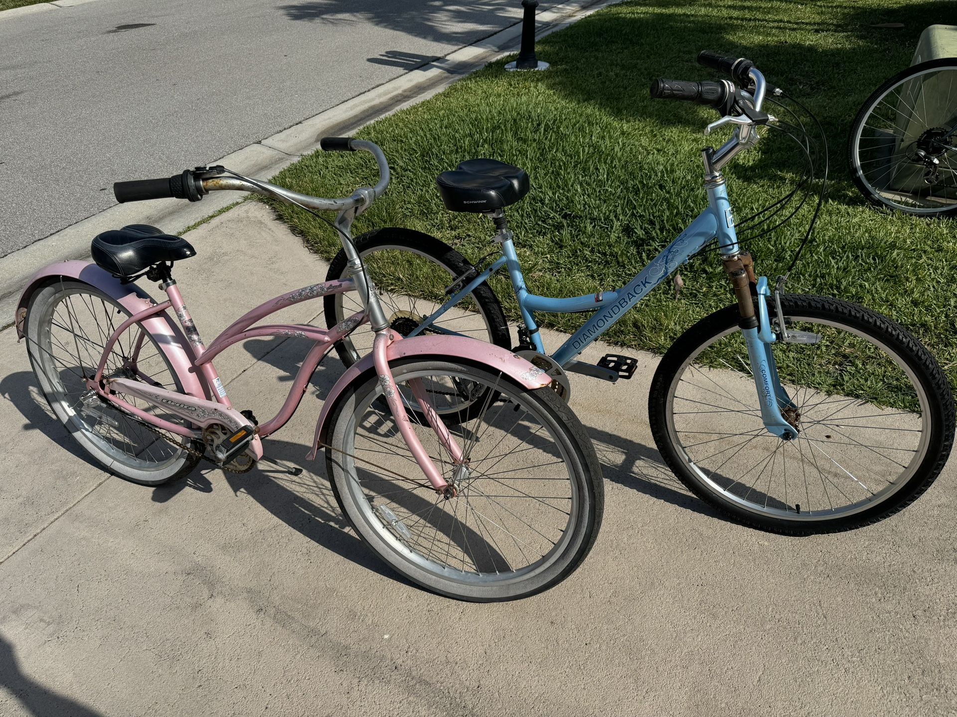 Two women’s cruiser bikes for $80