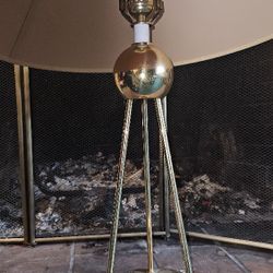 Vintage Mid-Century Modern Brass Table Lamp – Unique Geometric Base
