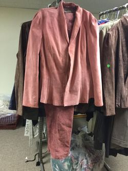 Light pink suede suit size 16,Green bay wis