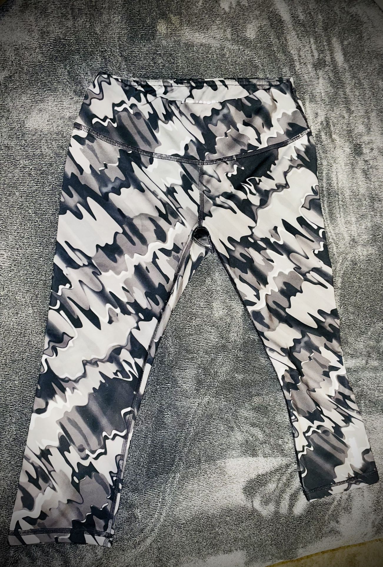 Reebok Black And Gray Workout Capris Size Small