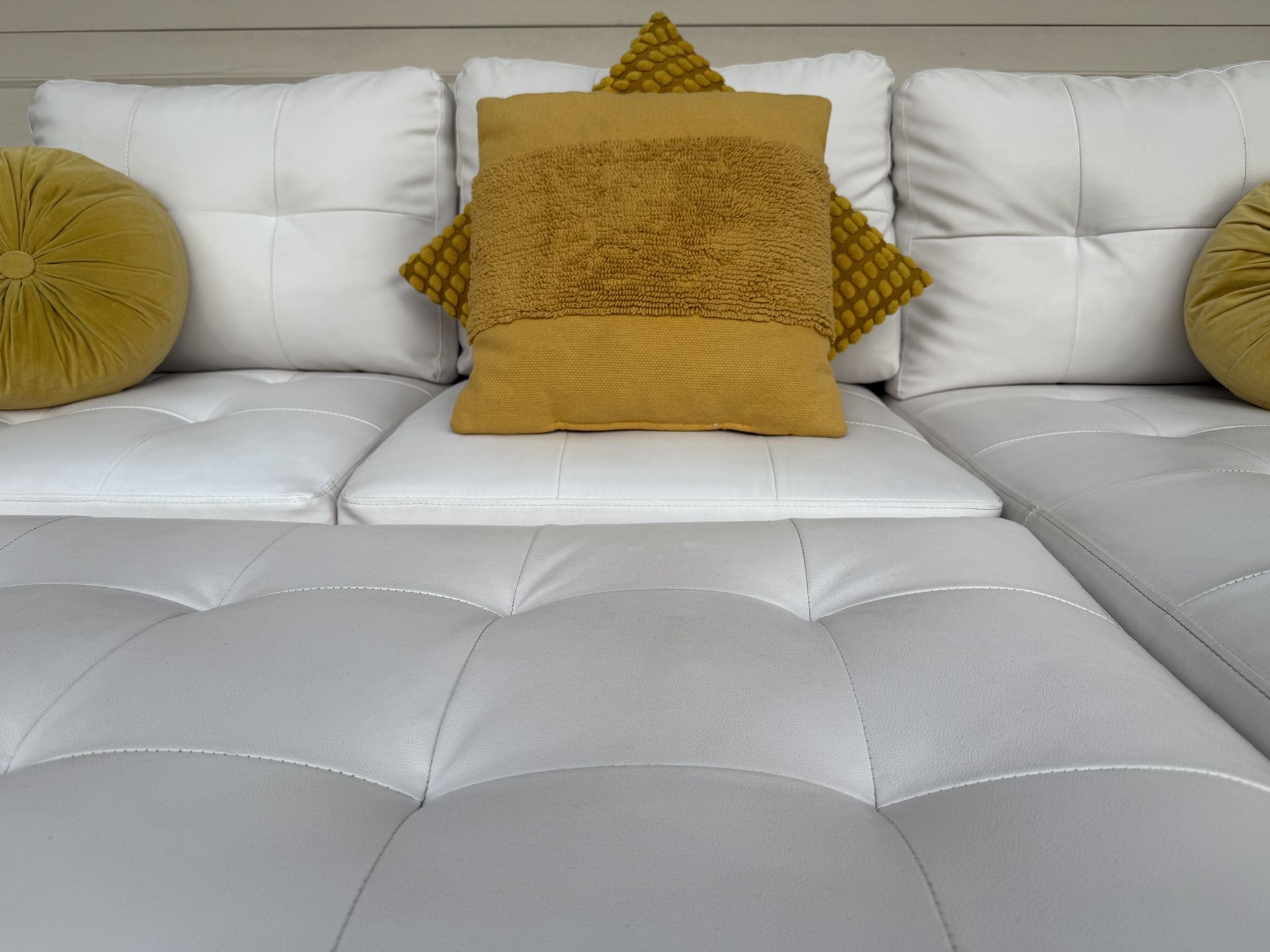 ✨🌟PRETTY MUCH BRAND NEW! 🚚📦FREE DELIVERY ~ 🧵REAL TUFTED WHITE 🐄 LEATHER! 