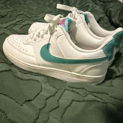 8.5 Nikes Women