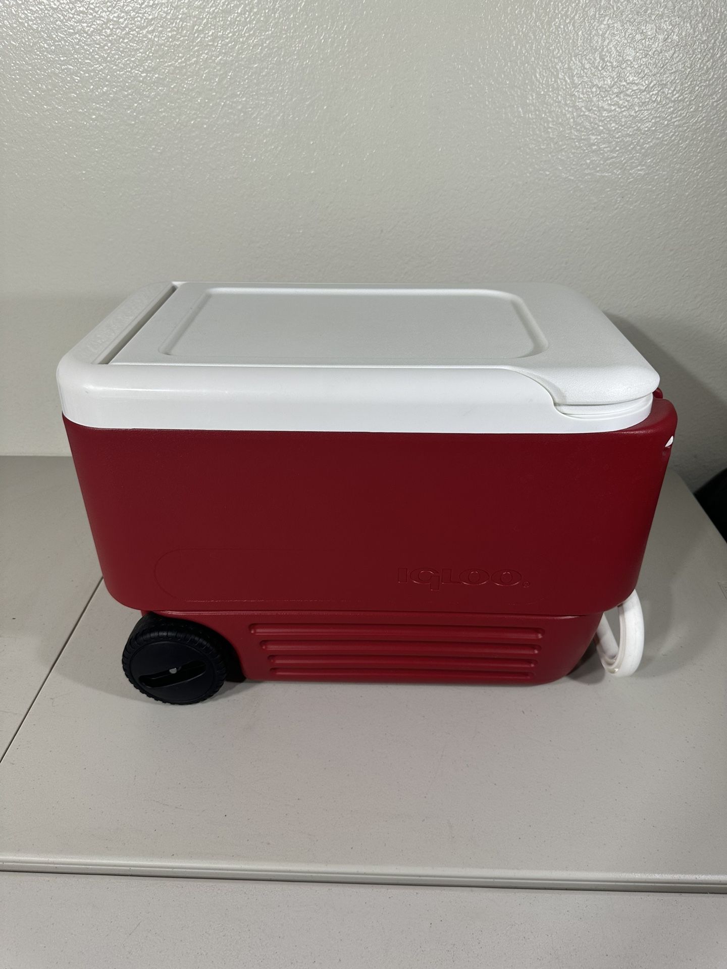 Igloo 38 QT Wheelie Roller Cooler Chest with Wheels BBQ Drinks Red
