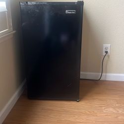 Mini Fridge 32x 17 1/2